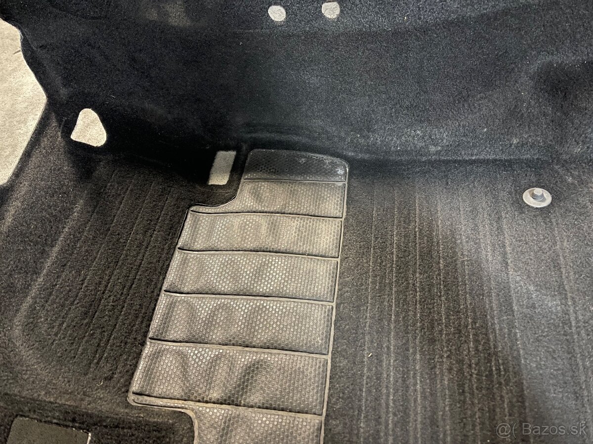 skoda octavia 2 DSG cierny koberec neposkodeny facelift - 7