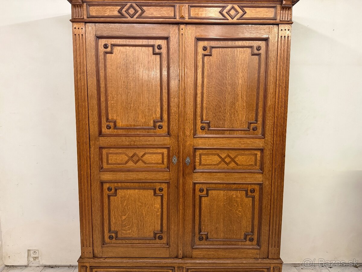 Starožitná šatní skříň - 7