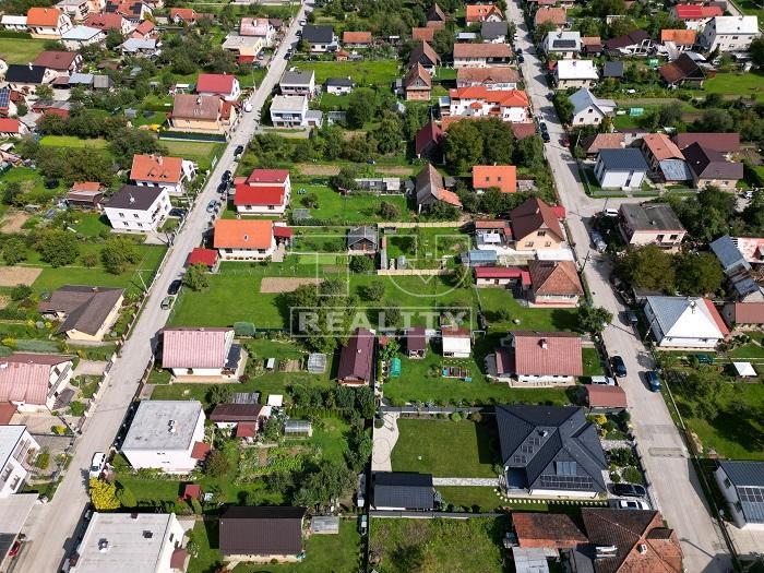 REZERVOVANÉ Na predaj krásny stavebný pozemok v obci... - 7