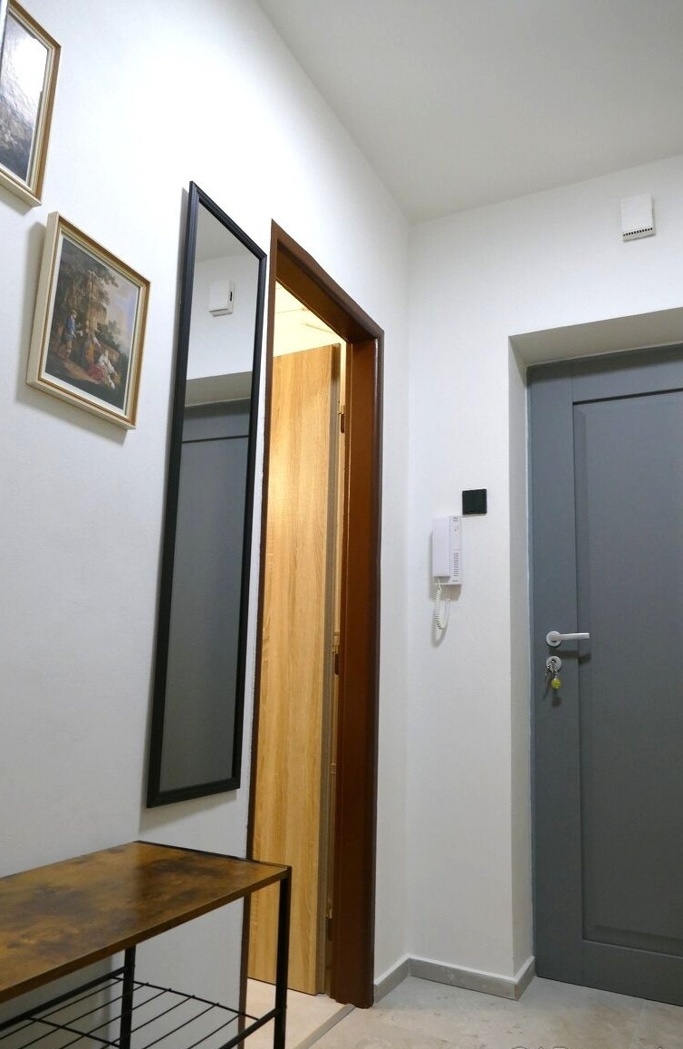 Na prenájom 2-izbovy byt, výborná lokalita centrum. - 7