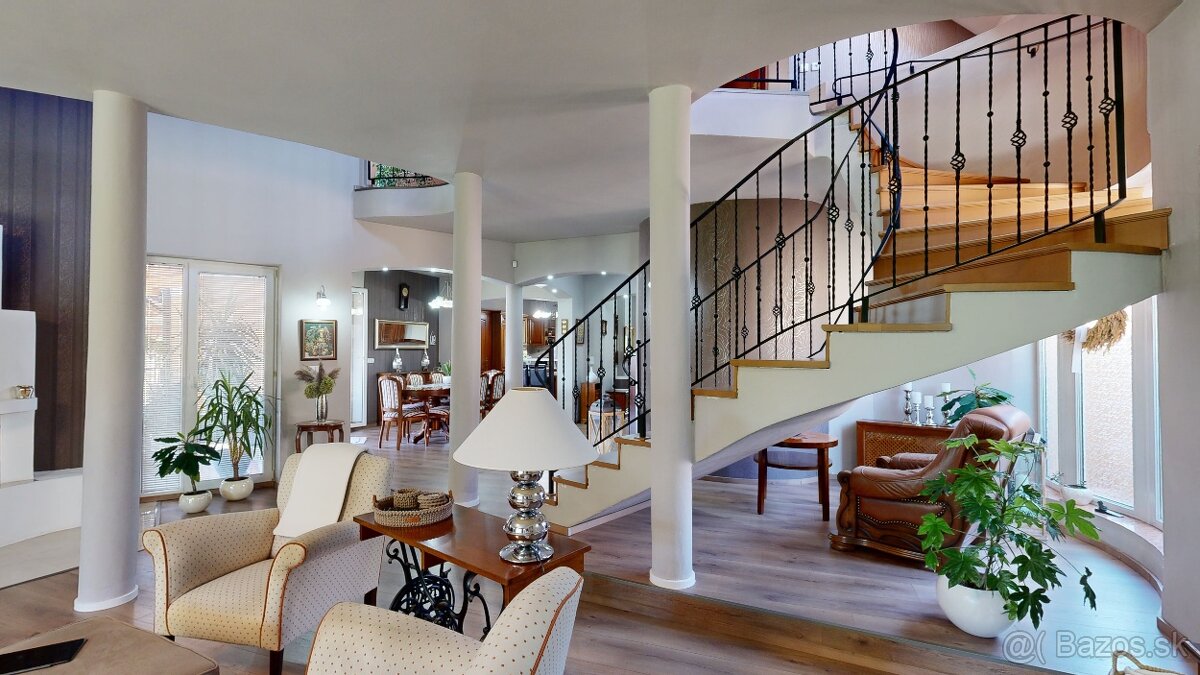 6 izbový rodinný dom s jedinečnou architektúrou,pozemok 1061 - 7