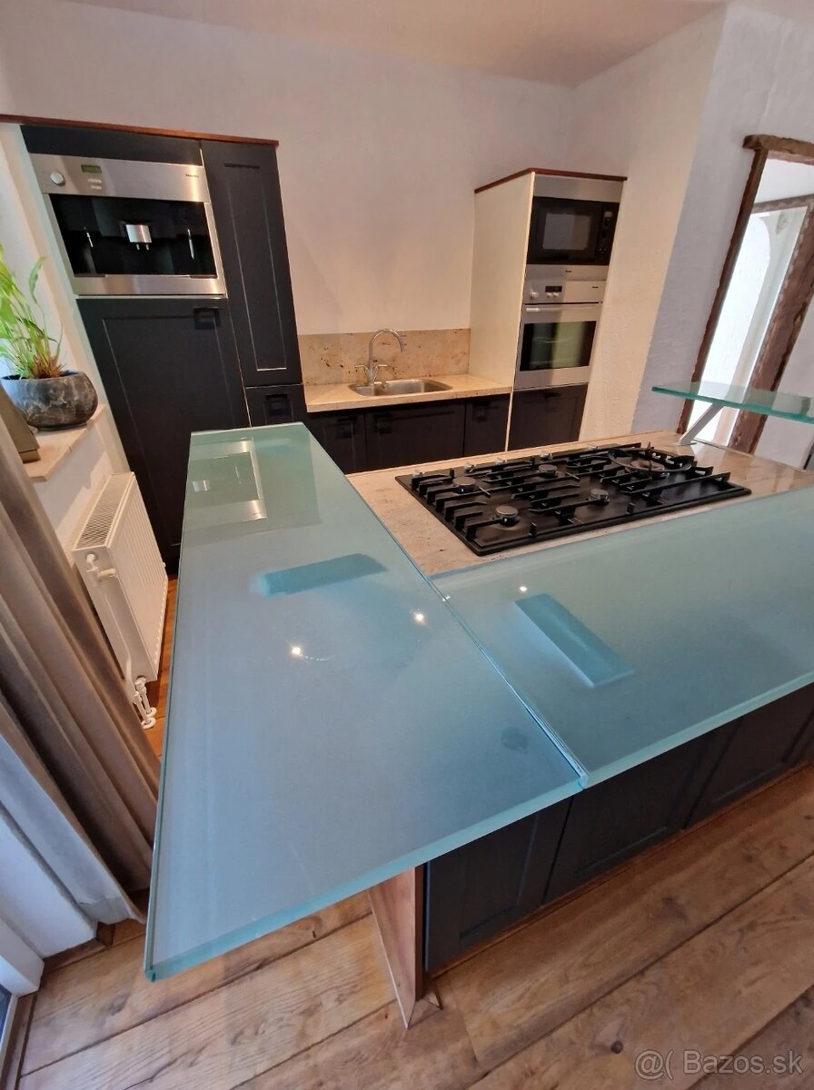 Kuchyně v moderně-venkovském stylu s ostrůvkem - 7