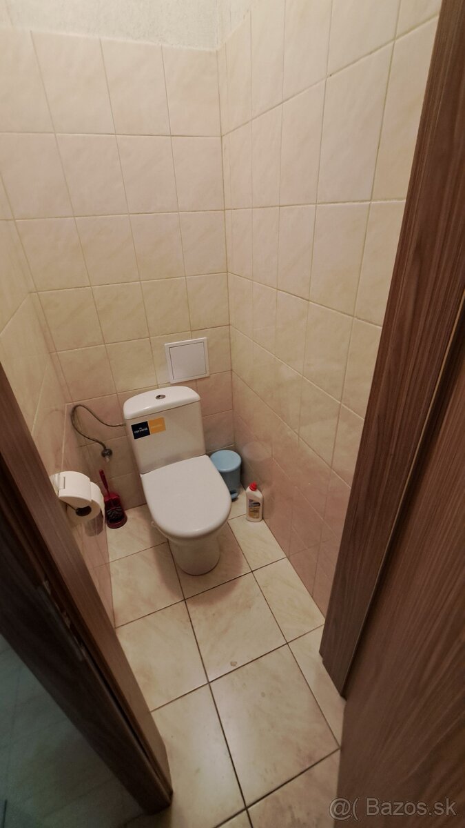 PRENÁJOM: Obchodný priestor 158m2 - pešia zóna - centrum - 7