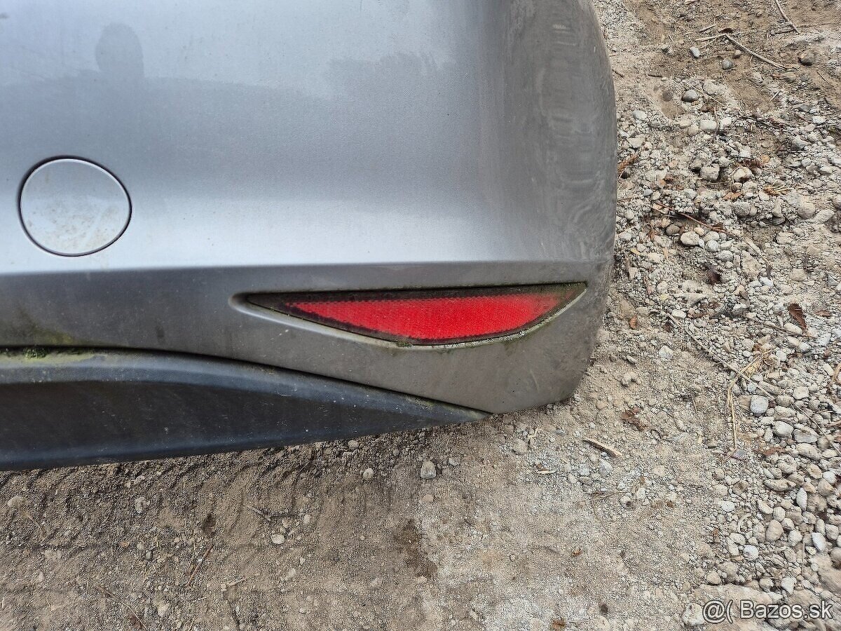 Predám zadný nárazník na Volkswagen Golf 7 VII krátky - 7