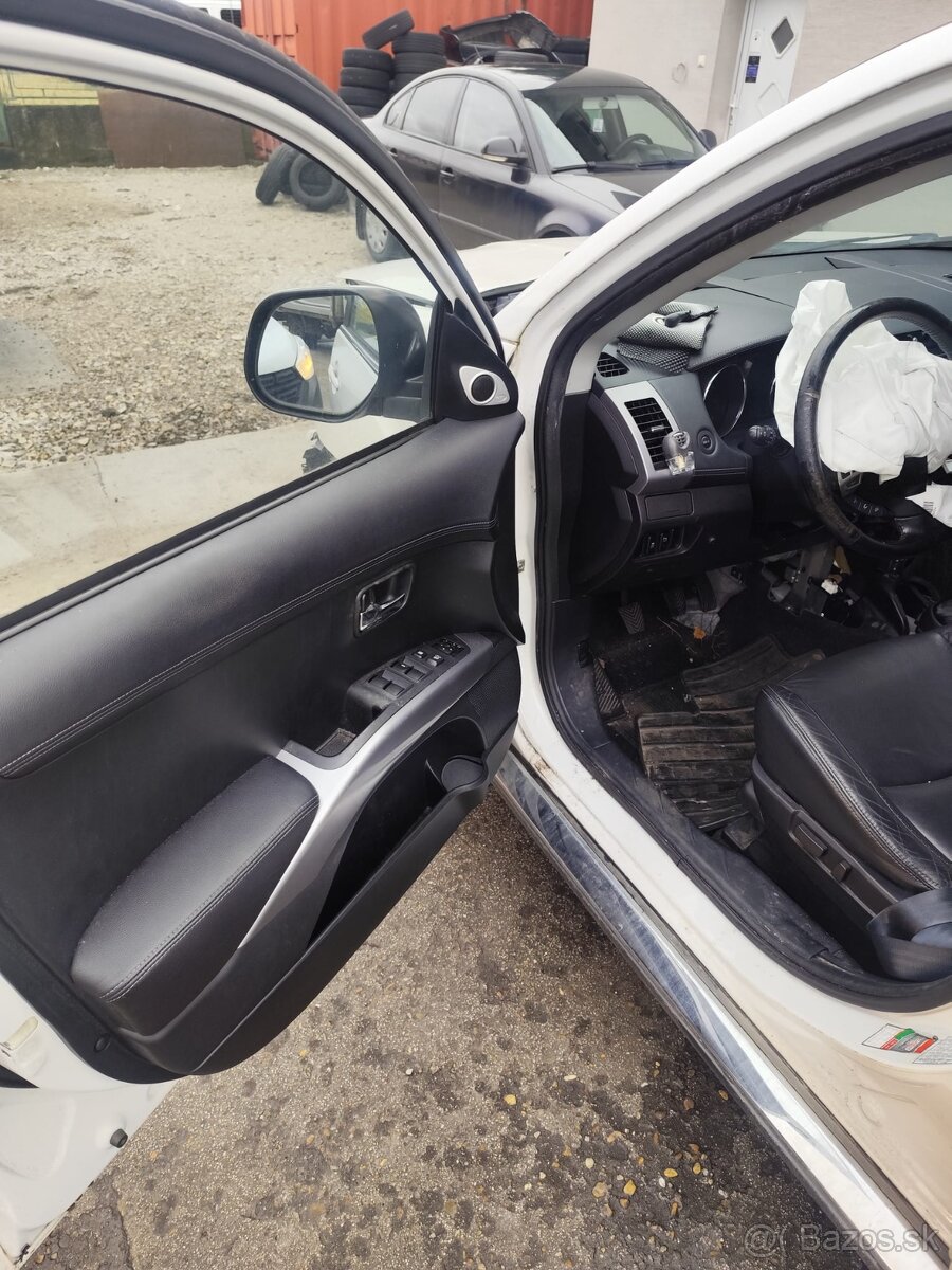 Predám Peugeot 4007 2,2 l. havarovaný. - 7