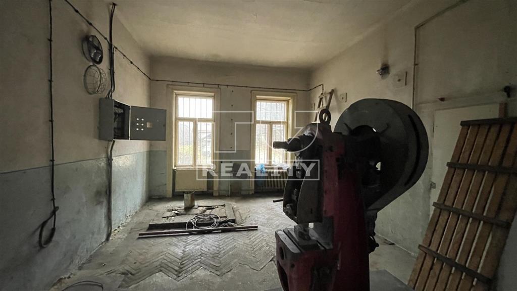 Priemyselný areál s administratívnou budovou, 1600m2,... - 7