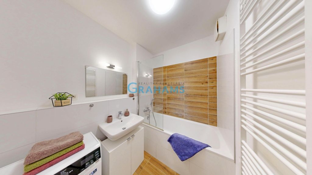 Moderný 2‑izbový byt s terasou, predzáhradkou a vlastným par – foto 9