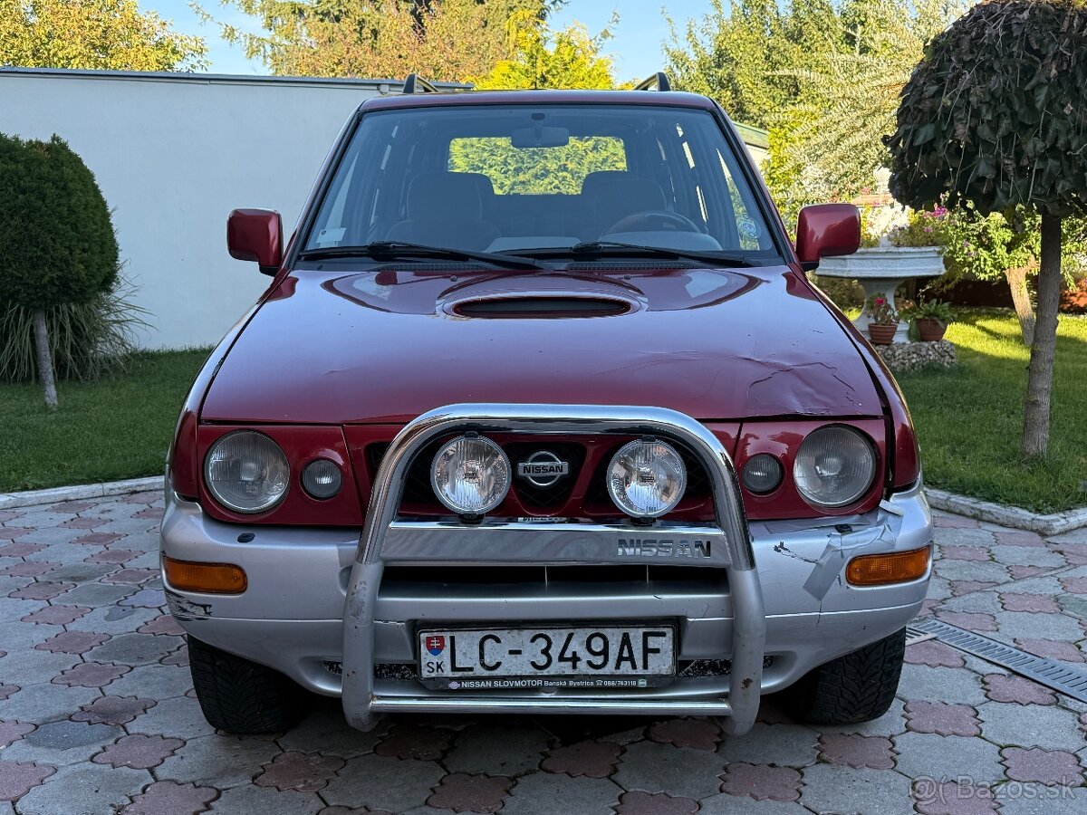 Nissan Terrano ll 2.4 - 7