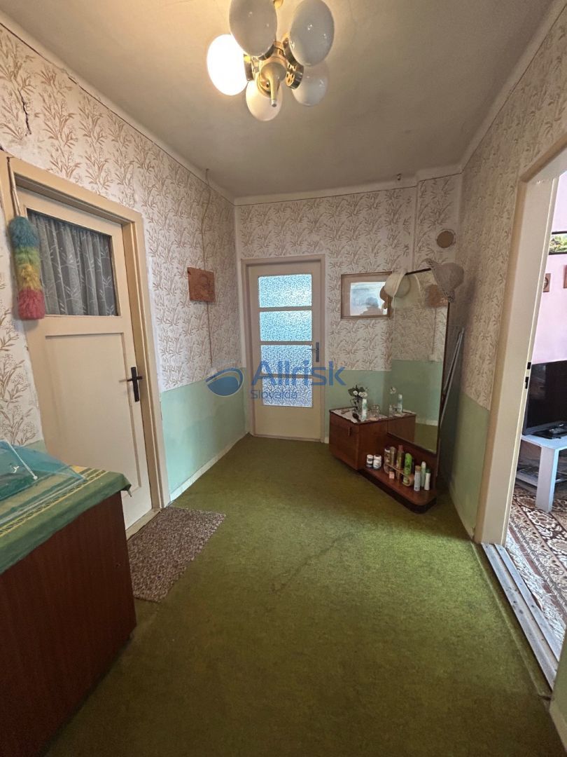 Starší zachovalý rodinný dom v tichej ulici v obci Hájske - 7