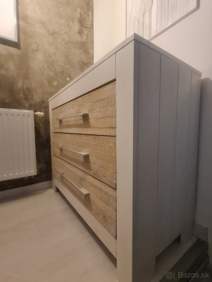 Skriňa a komoda z dreva. - 7