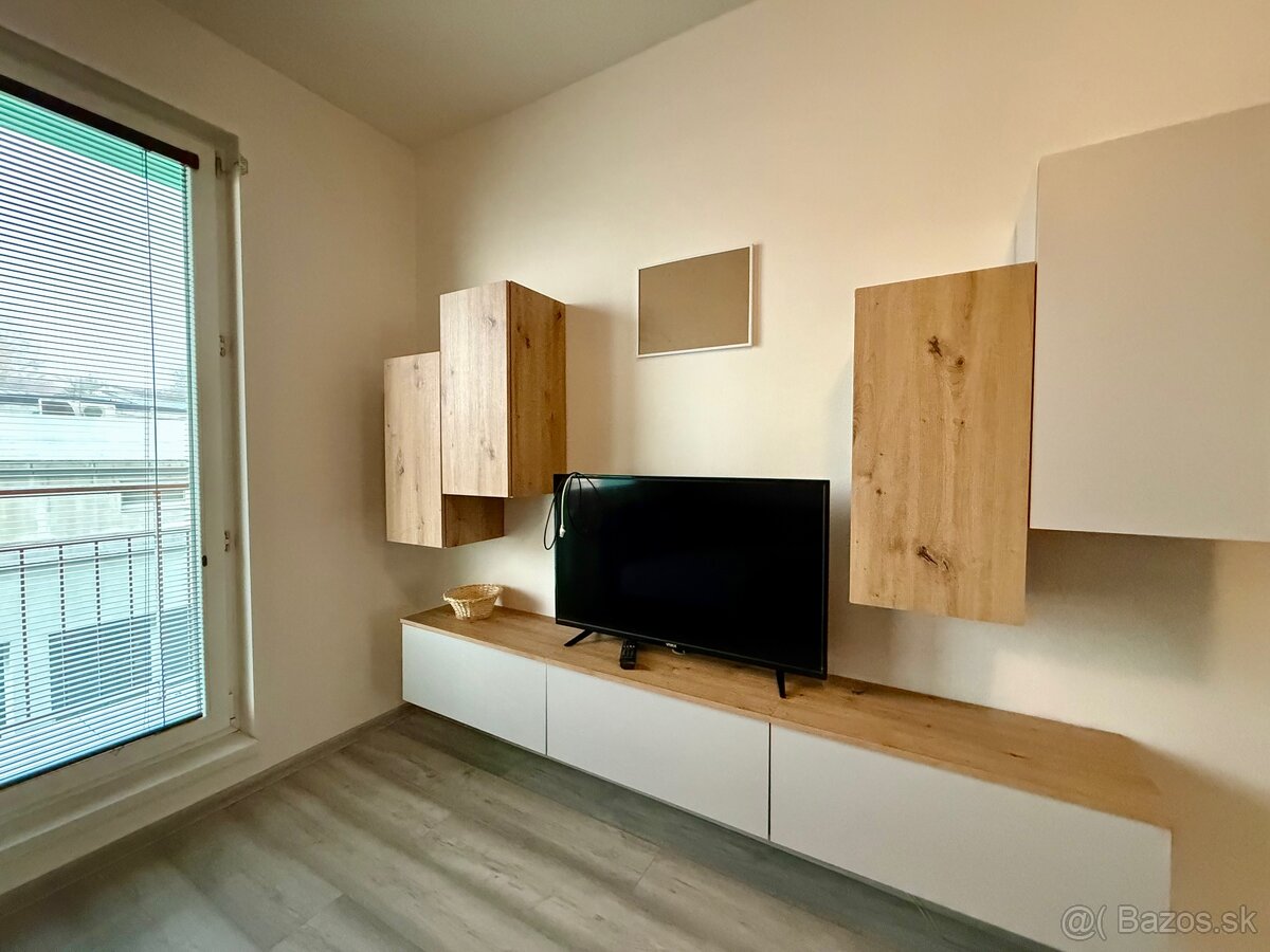 1-izbový byt na prenájom, s dvomi balkónmi, Školská ulica - 7