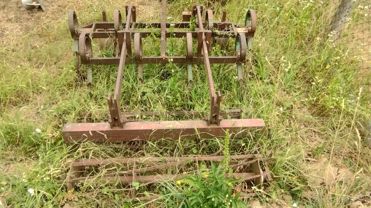Traktor z náradím - 7