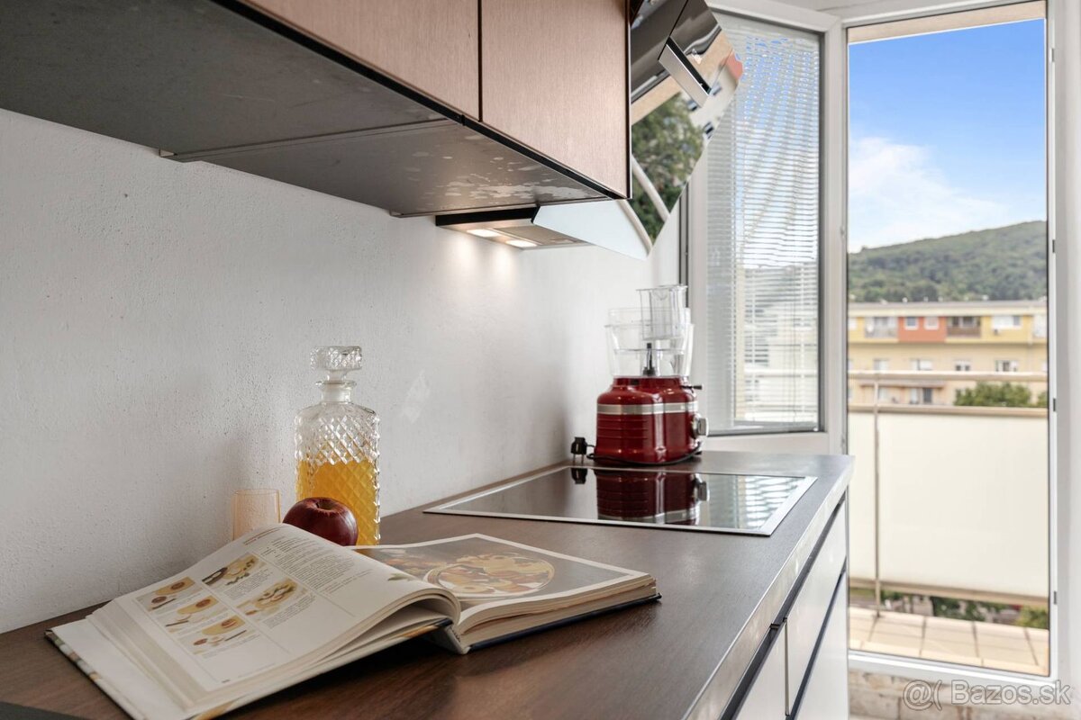 REZERVOVANÉ : Priestranný 2 izbový byt s perfektným výhľadom - 7