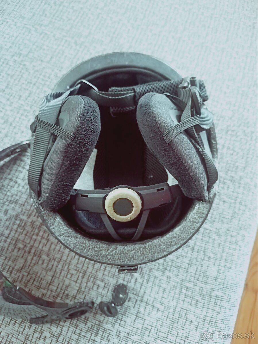 Predám Lyžiarska prilba so štítom - 7