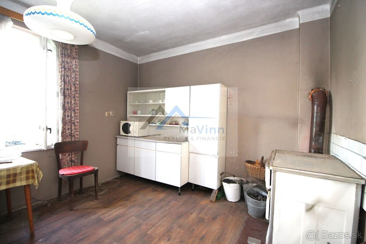 PREDAJ dom s garážou a pozem. v Oslany - 7