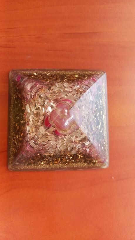 Pyramída orgonit + labuť z mienrálu - 7