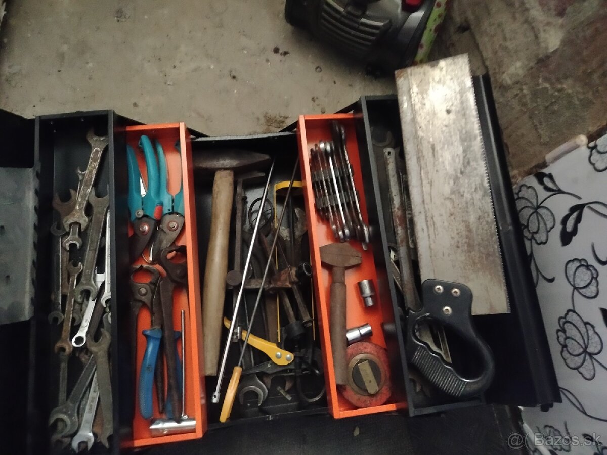 Kufrík s náradím. - 7