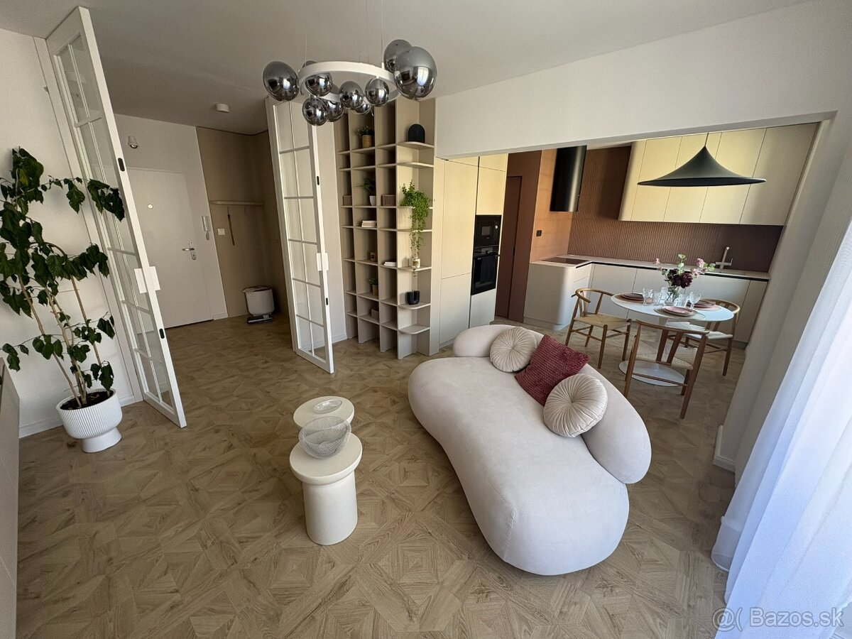 Moderný a štýlový dvojizbový byt s balkónom v centre Zvolena - 7