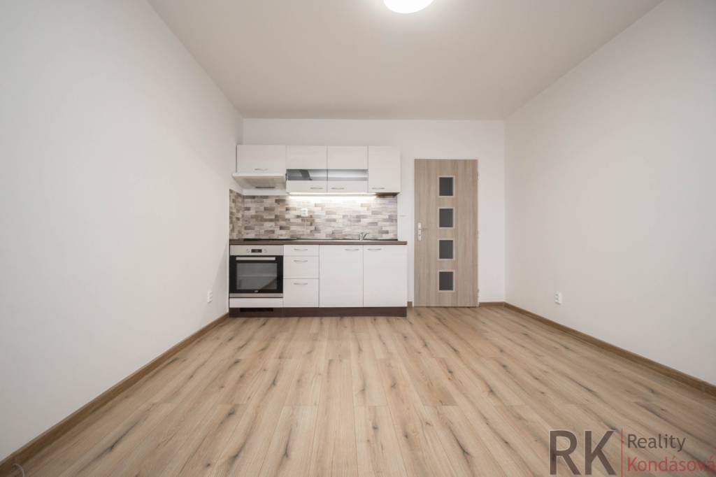 Garzónka- Kuzmányho sídlisko, Magurská - 7