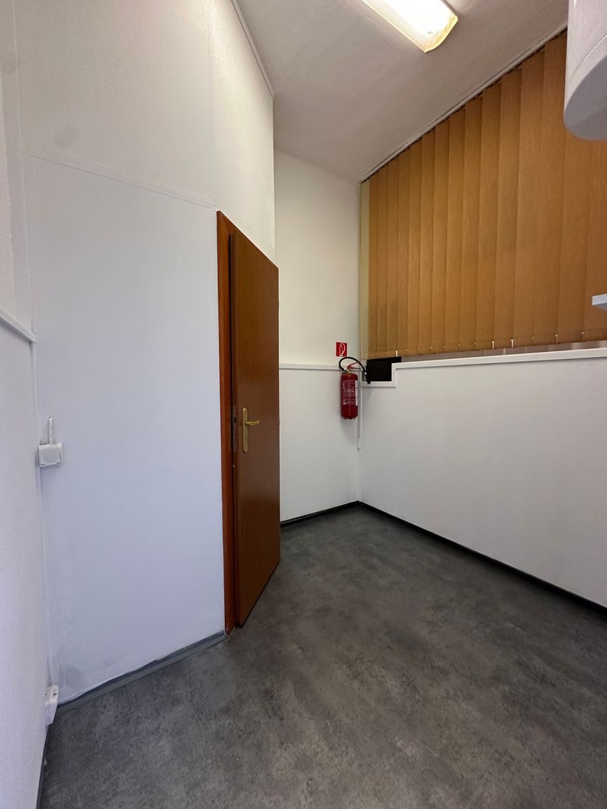 Obchodné - kancelárske priestory priamo v centre mesta Sereď - 7