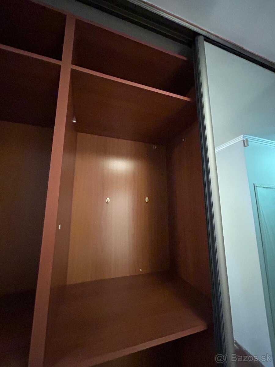 Predám skriňu s posuvnými dverami - 7