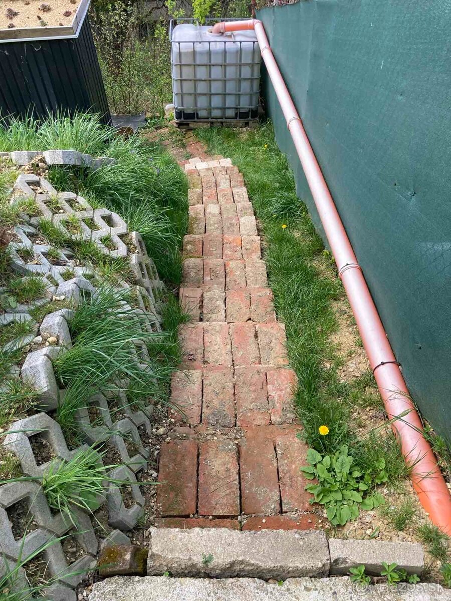 Záhrada s chatkou - 7