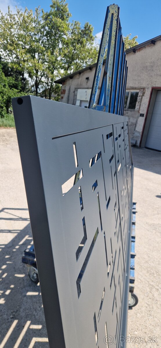 Samonosná brána vypalovaný plech - 7