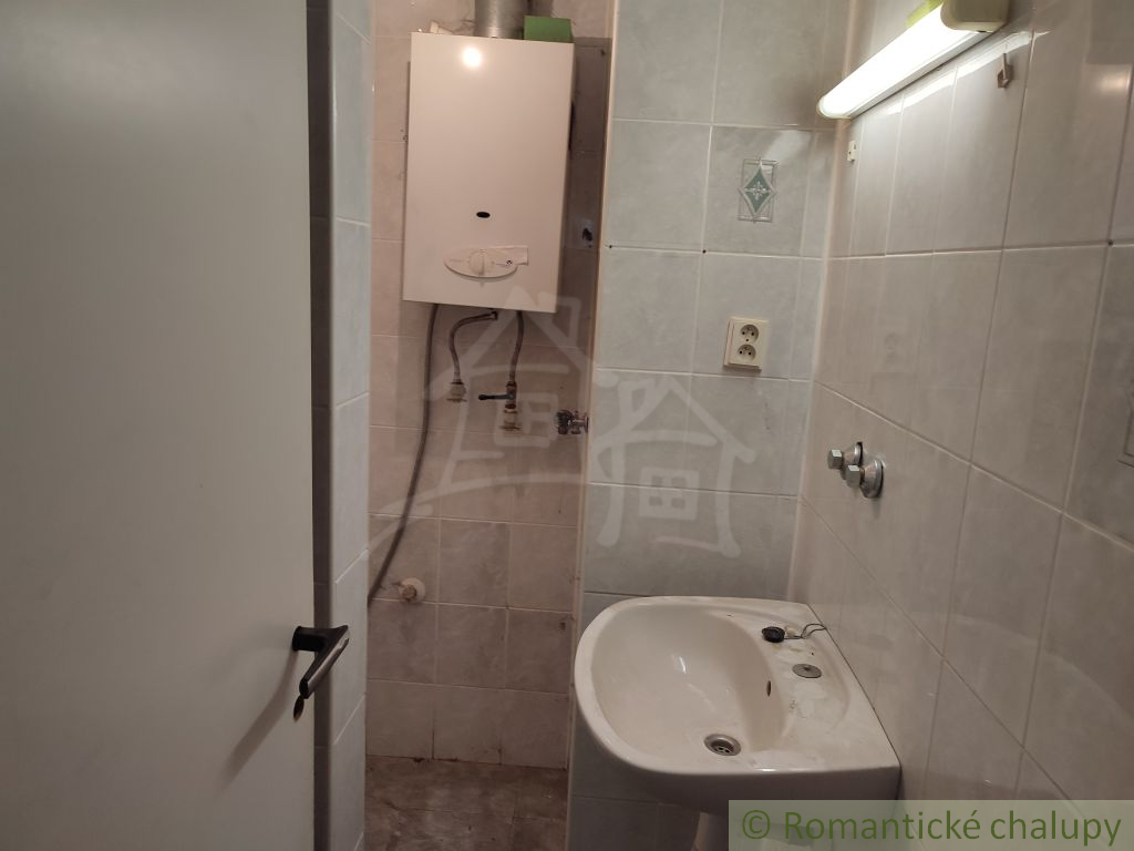 Staršia chalupa s hospodárskymi budovami na pozemku 850 m2 - 7