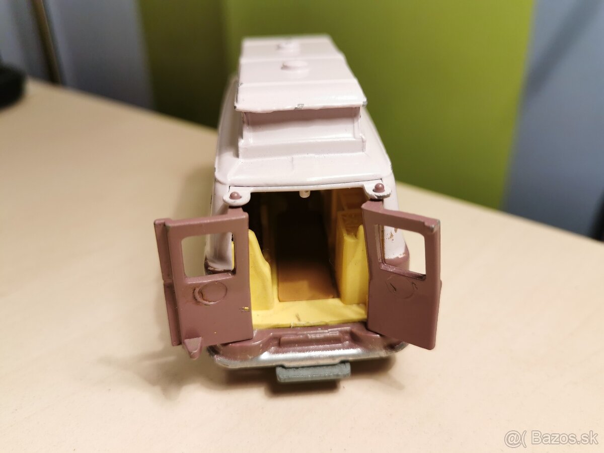 Corgi toys Ford Caravan - 7