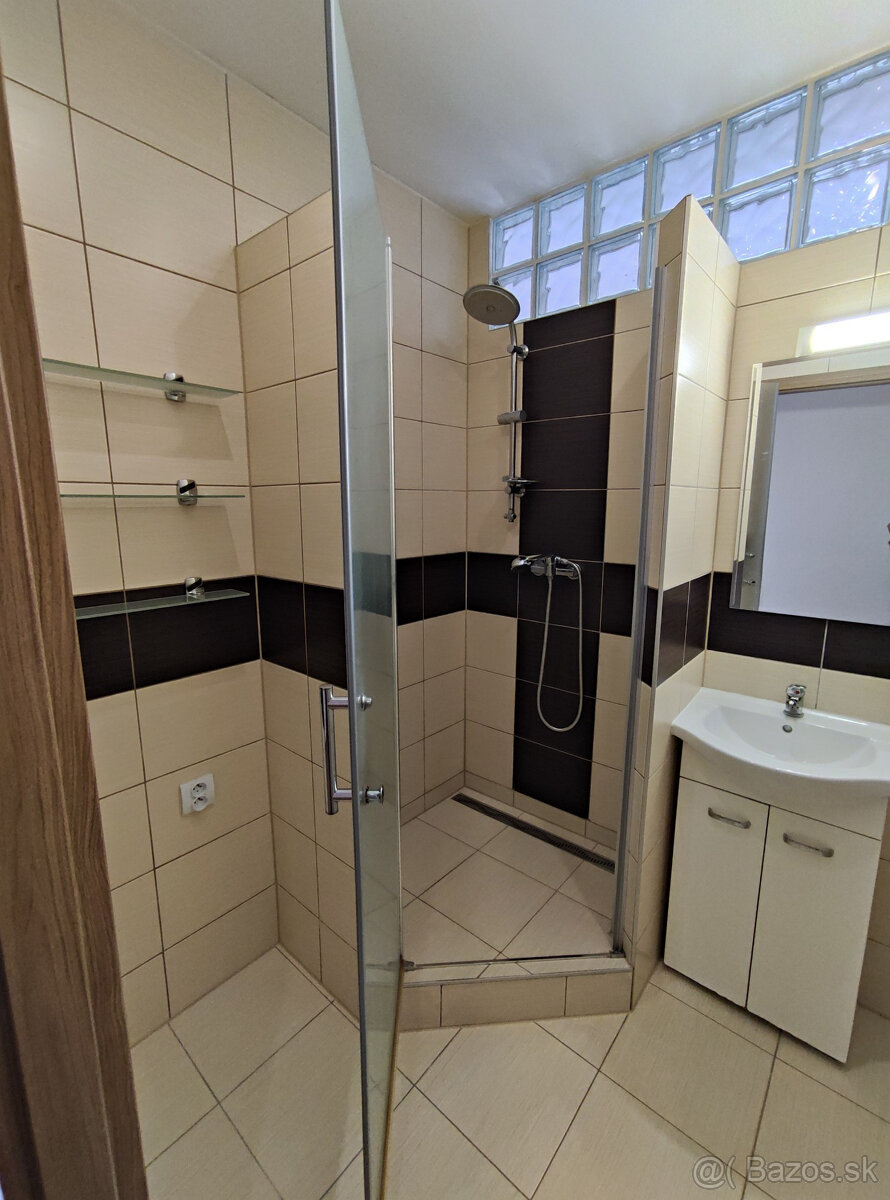 Na prenájom 4-izbový nezariadený byt po celkovej rekonštrukc - 7