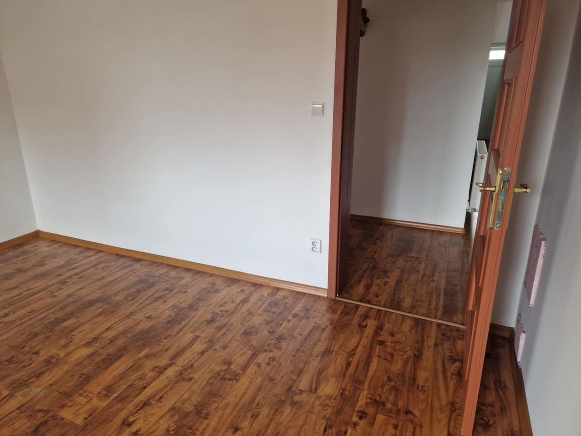 Ponúkame na predaj priestranný, viacgeneračný rodinný dom v - 7