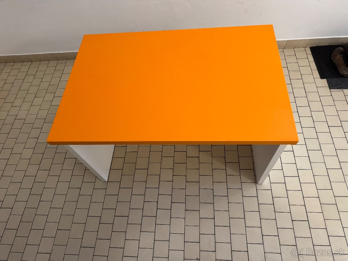 Prodán dva kancelářské stoly a věšák na zeď. - 7