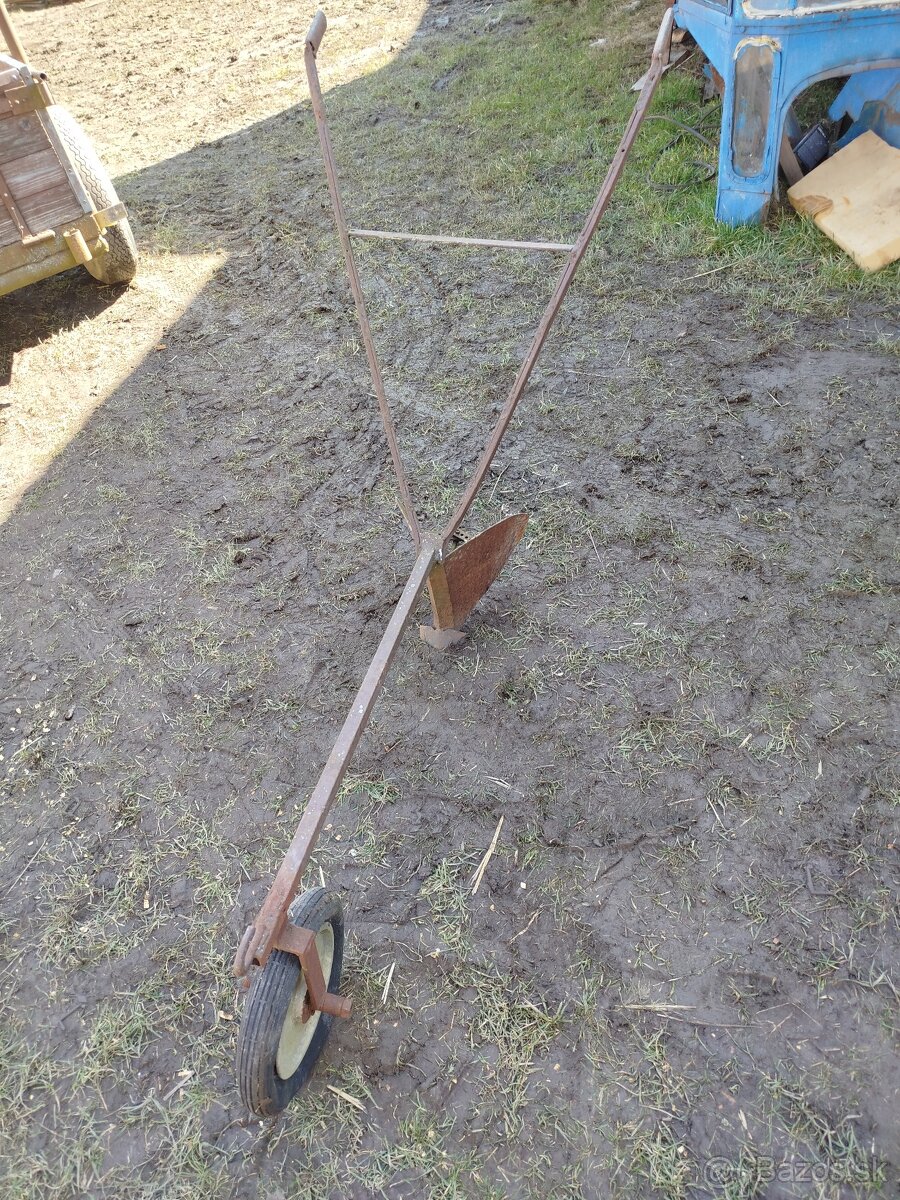 Vlečka a náradie k malotraktoru. - 7