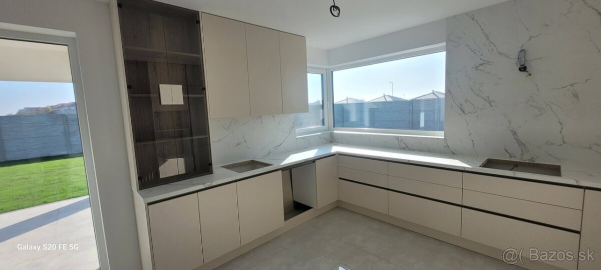 4 izbový rodinný dom 143 m2 pozemok 633 m2 Dunajská Streda - - 7