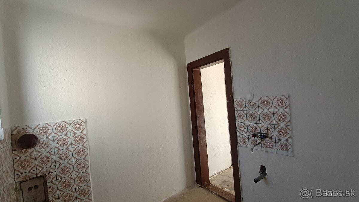 na predaj menší rodinný dom v obcí Bodorová - 7