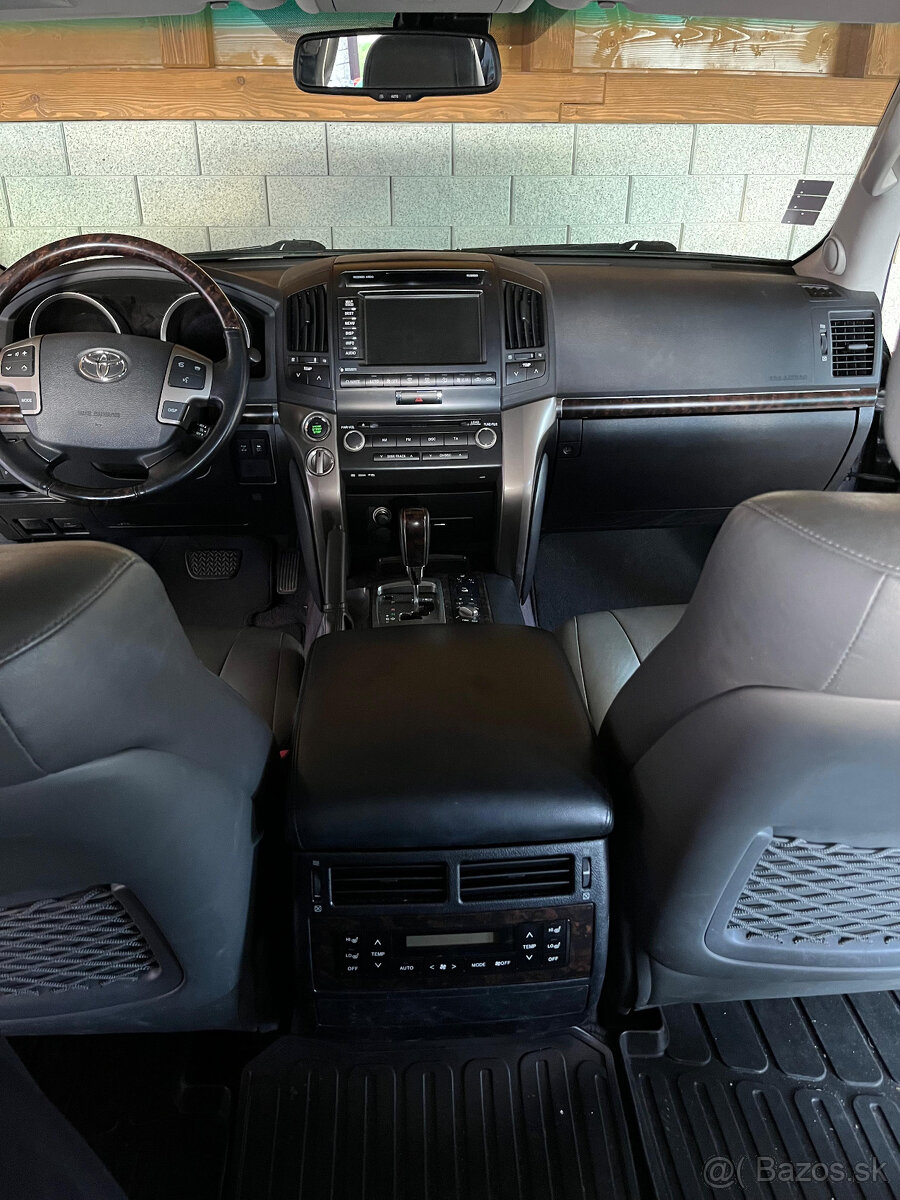 TOYOTA LAND CRUISER 200 - 7