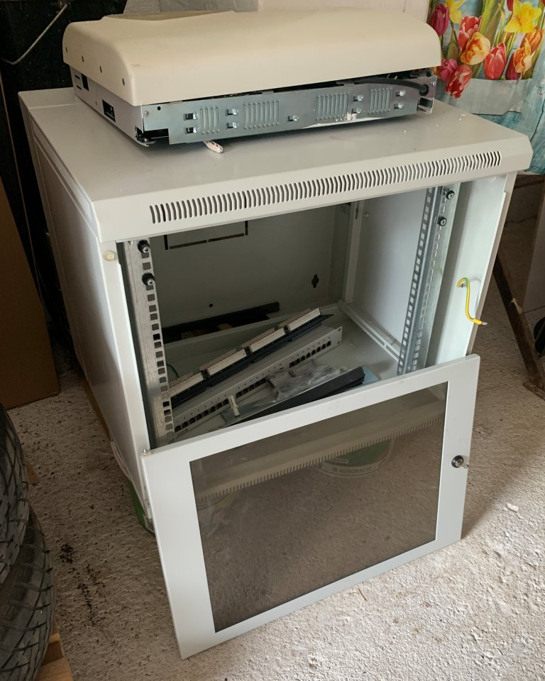 Predam Rack rozvádzač skrinu + patch panel - 7