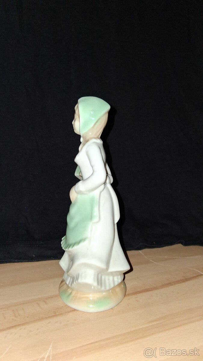 Predám porcelánovú figúrku/sošku Dievča s balíčkom - 7