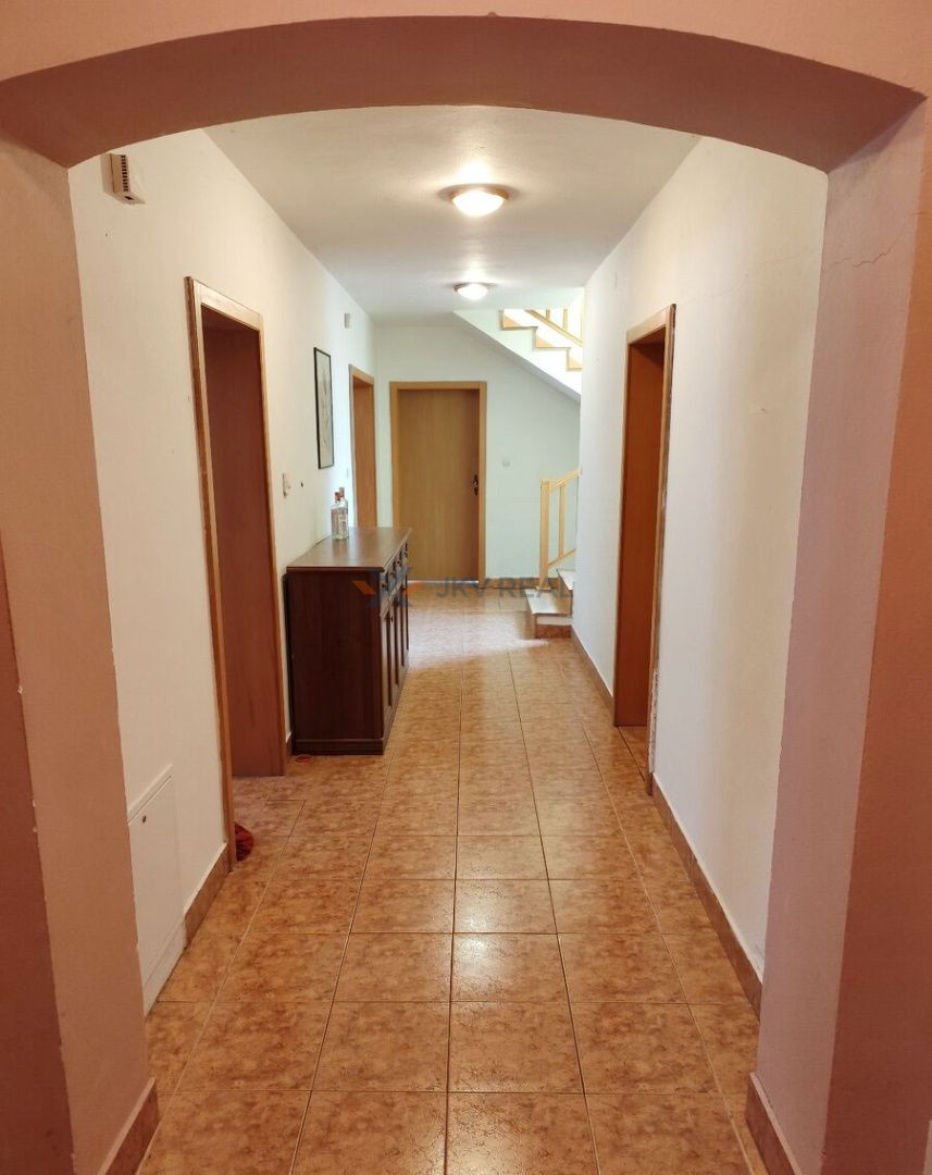 Priestranný 7-izbový rodinný dom s bazénom, altánkom a veľký - 7