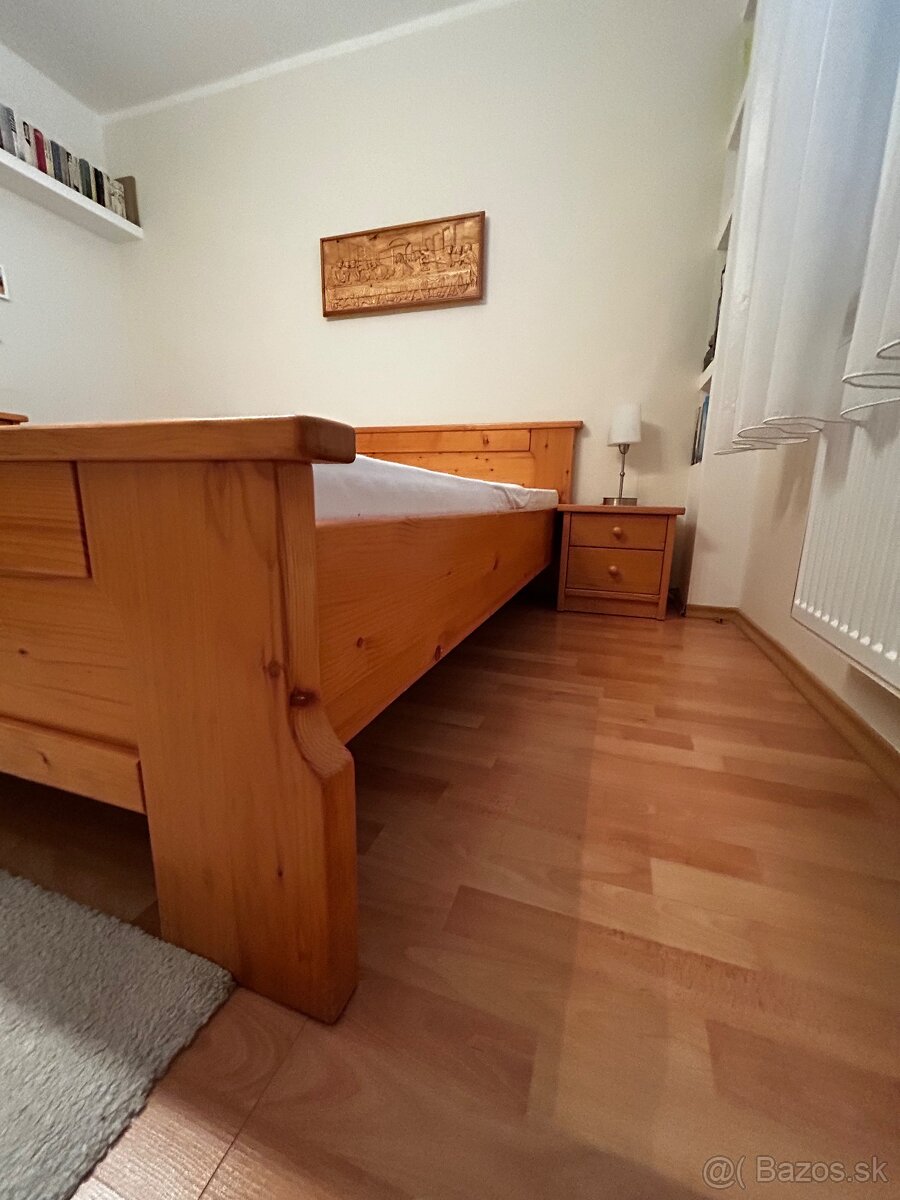 Predám drevenú spálňovú zostavu (posteľ, nočné stolíky, komo - 7