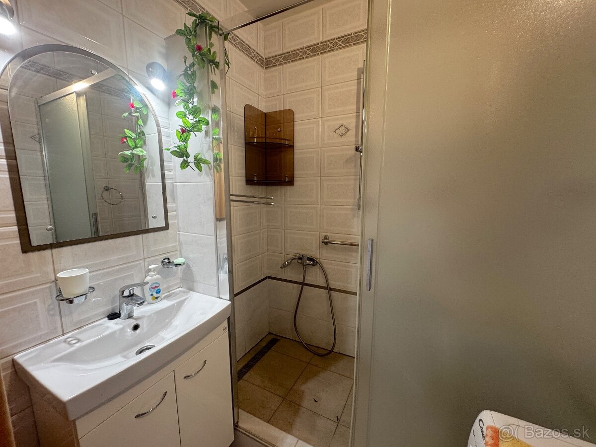 Na predaj 4-izbový byt s balkónom - 7