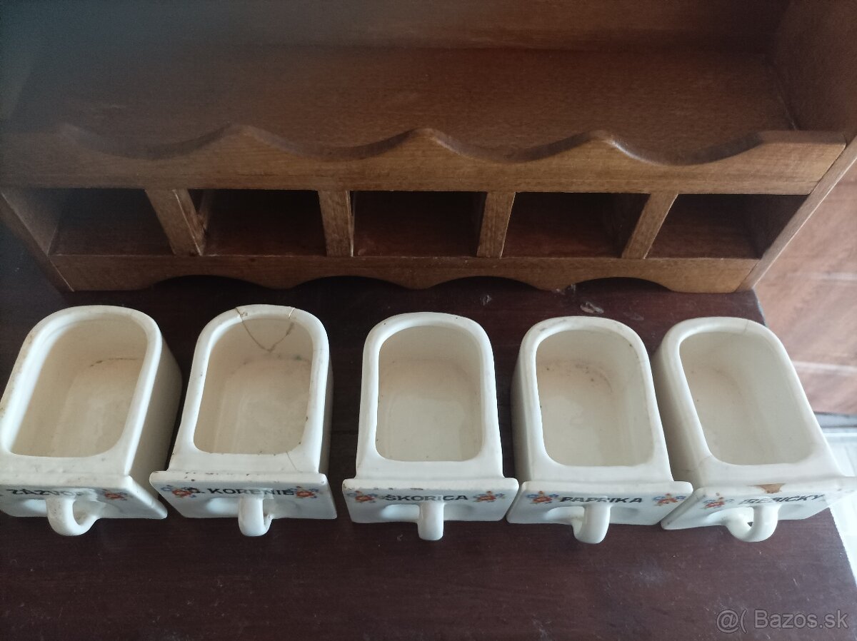 Starožitné koreničky v drevenej poličke - 7