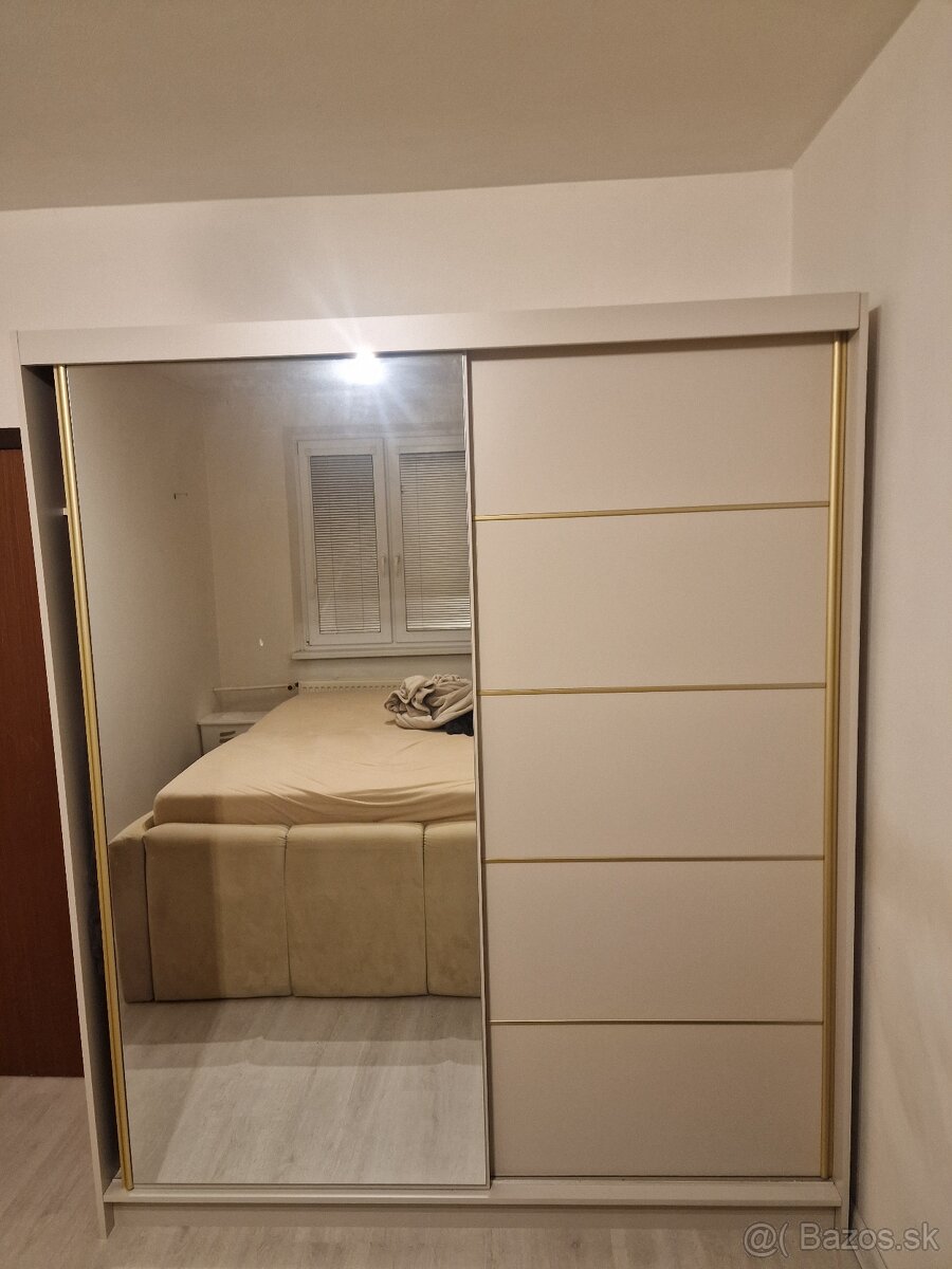 Predám kašmirovú bežovu šatnikovu skrinu - 7