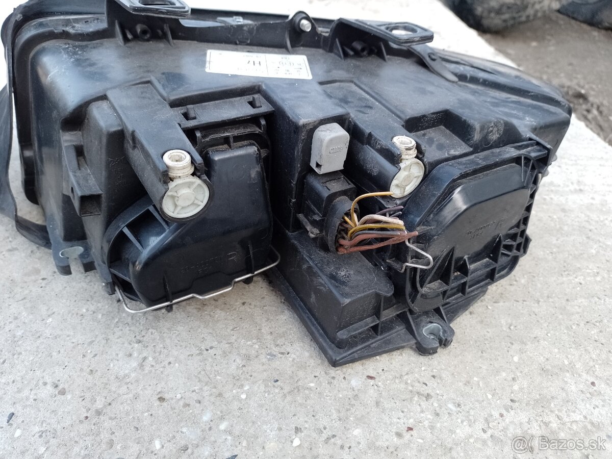 Predám predné svetlá na Audi A4 b6 - 7