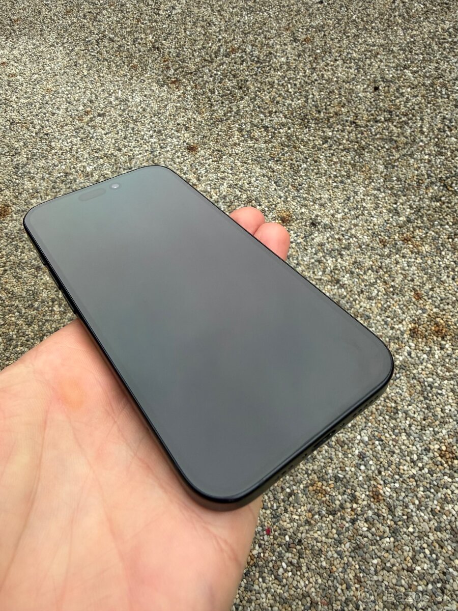 IPhone 15 - baterie 92% - 7