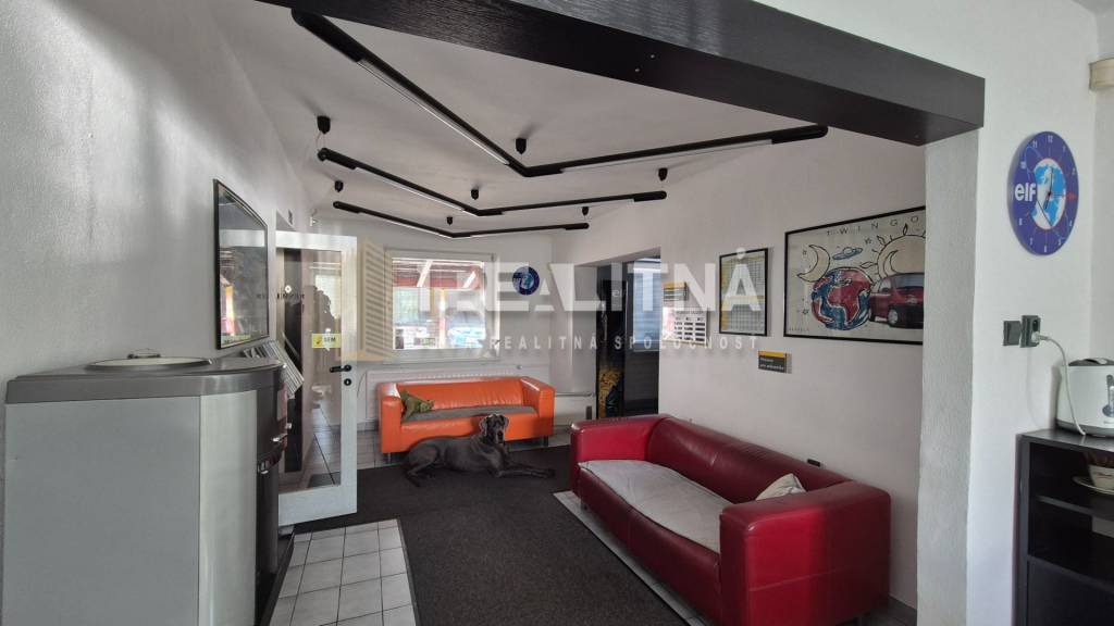 Priemyselný areál (tri haly, recepcia, kancelária, garáže, l - 7