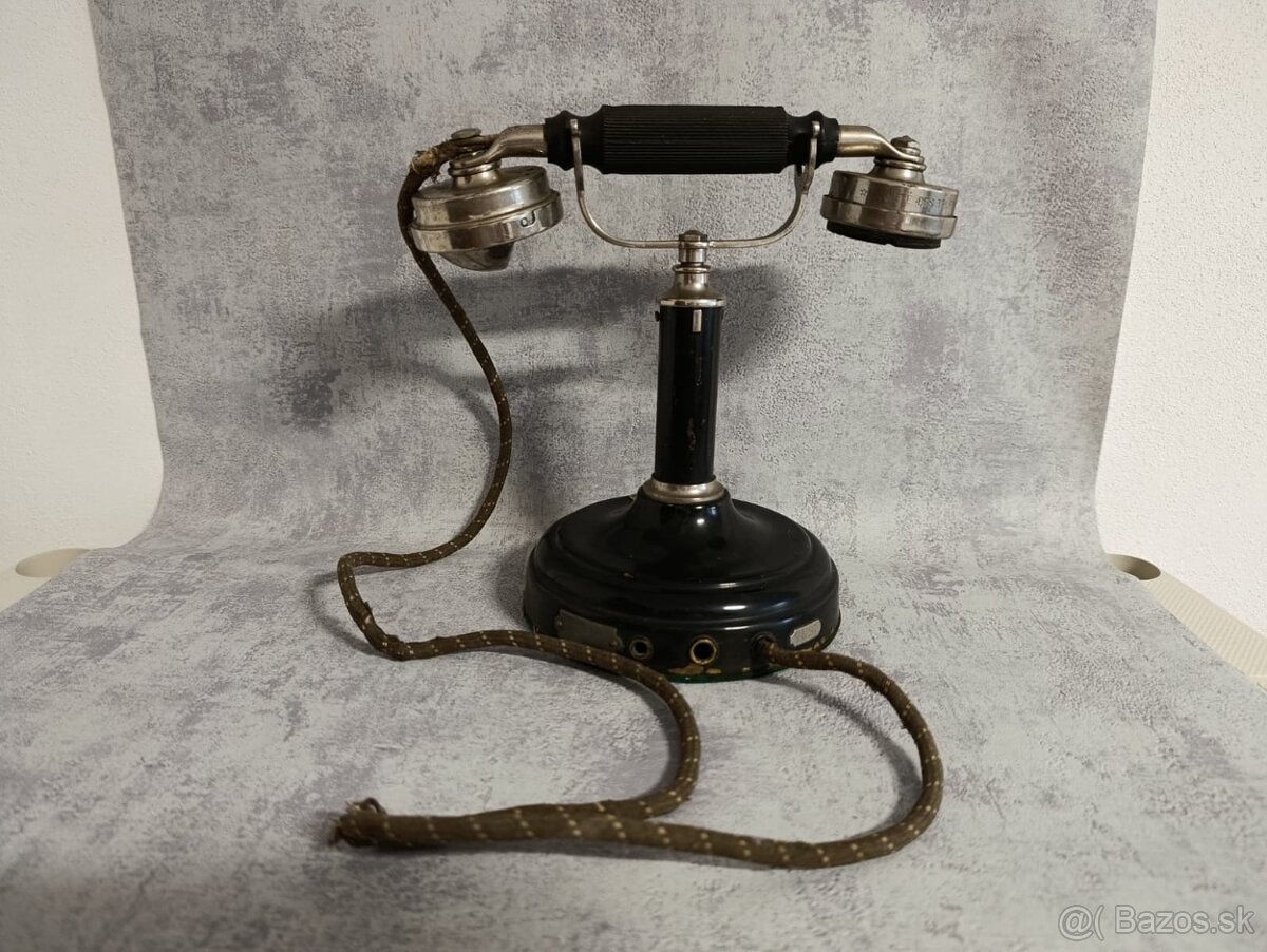 Velmi starý telefon s kruhovou základnou.se stítkem Ericsson - 7