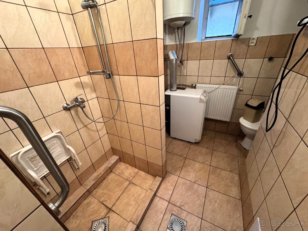 Na predaj dvojgeneračný rodinný dom v centre obce Plešivec - 7