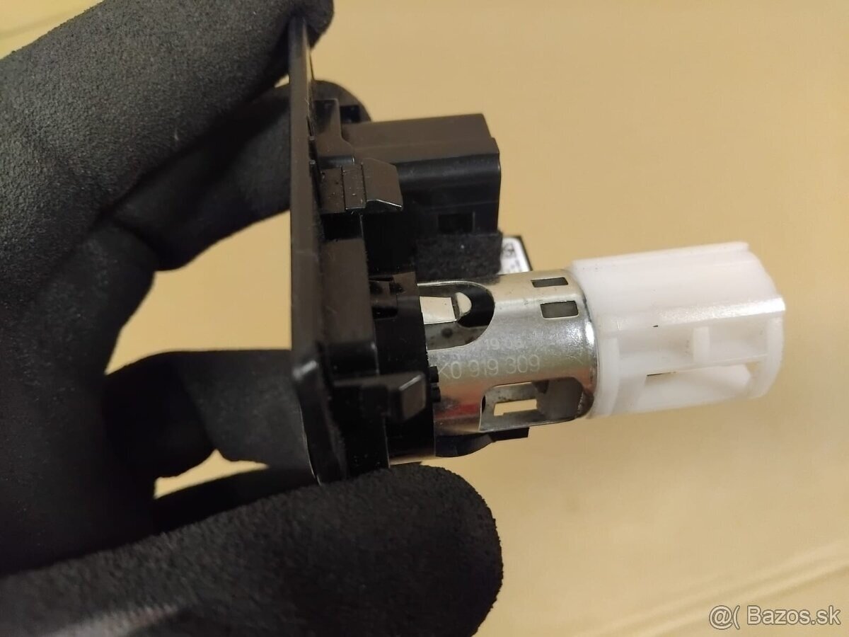 USB konektor - zásuvka AUX - 7