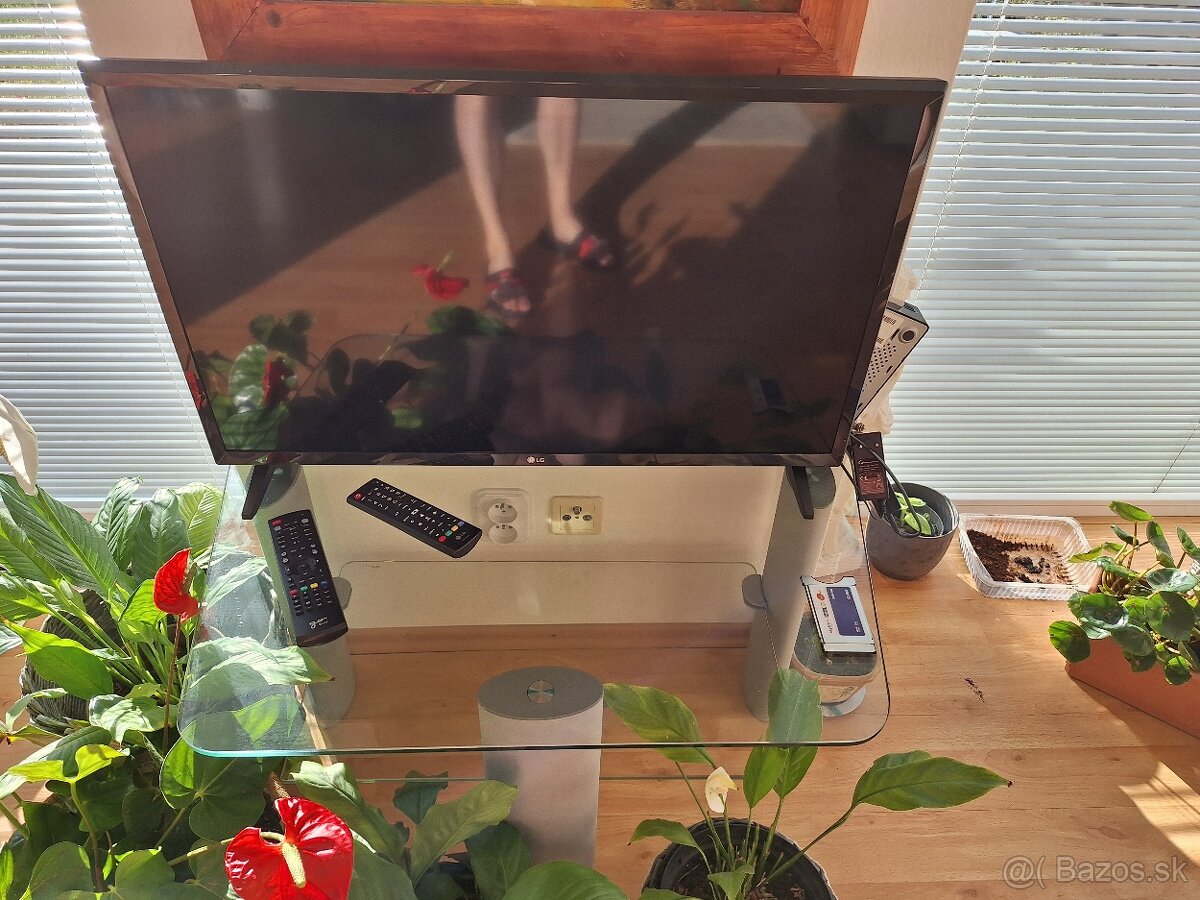 skrine, sedačka, televízor - 7